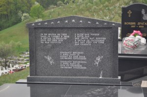 Заједнички гроб у којем је сахрањено 12 беба.