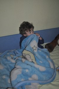 Никола ме је, држећи ме за руку, одвео у собу у којој се, изнад његовог кревета, налази фотографије његове мајке.