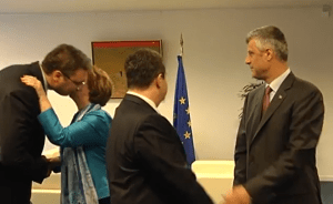 Вучић се љуби са Високом представницом Европске уније Кетрин Ештон, док се Дачић рукује са Тачијем