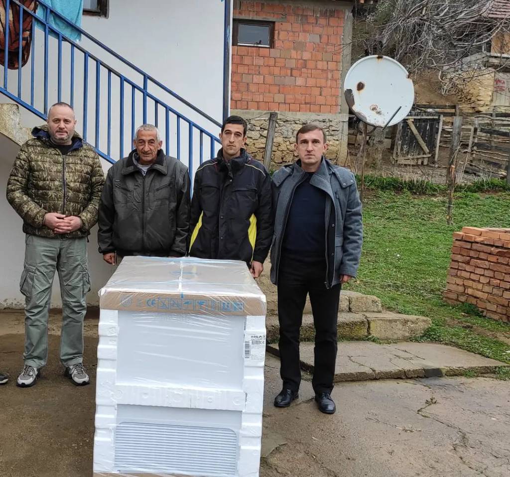 Ненад Јеремић (лево) и Димитрије Марковић (десно) са Златаном и Милошем Миловановићем током једне од претходних посета