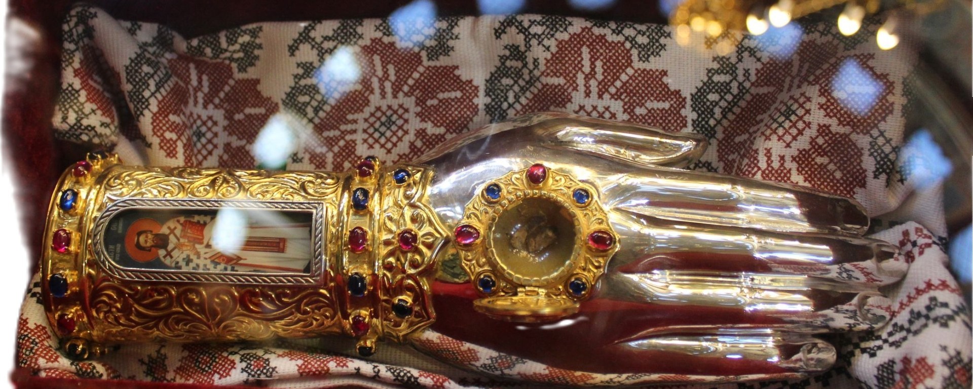 Кивот са делом прста Светог Саве који је изнет током празника пресвлачења моштију Светог Краља Милутина у Софији 2023. године (извор фотографије Софијска света митрополија)