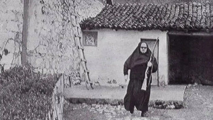Игуманија Иларија (Сретеновић) са оружјем у руци брани манастир од Шиптара